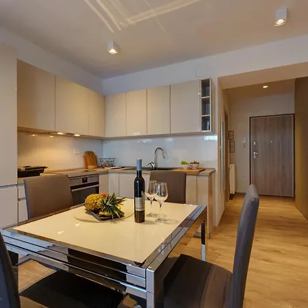 アパート Aria プーラ